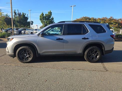 Used 2024 Honda Pilot TrailSport image 2