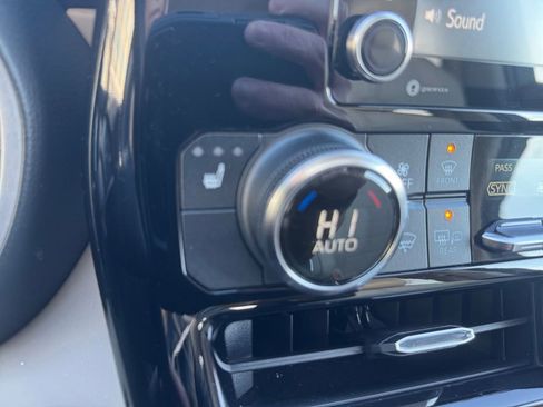 Used 2022 Toyota Highlander XLE image 16