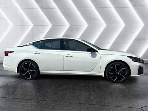 Used 2023 Nissan Altima 2.5 SR w/ SR Premium Package FWD image 8