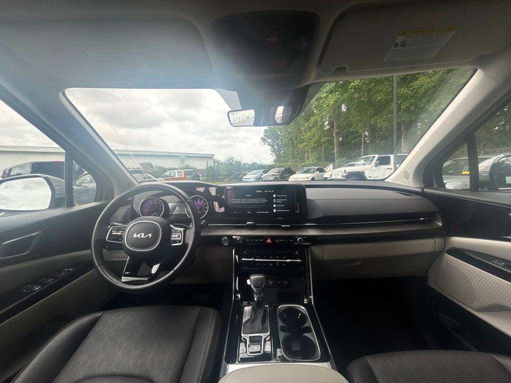 Used 2024 Kia Carnival EX FWD image 18