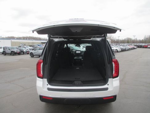 Used 2023 GMC Yukon XL SLT image 6