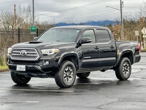Used 2017 Toyota Tacoma TRD Sport image 8