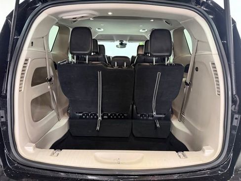 Used 2023 Chrysler Pacifica Touring-L FWD image 10
