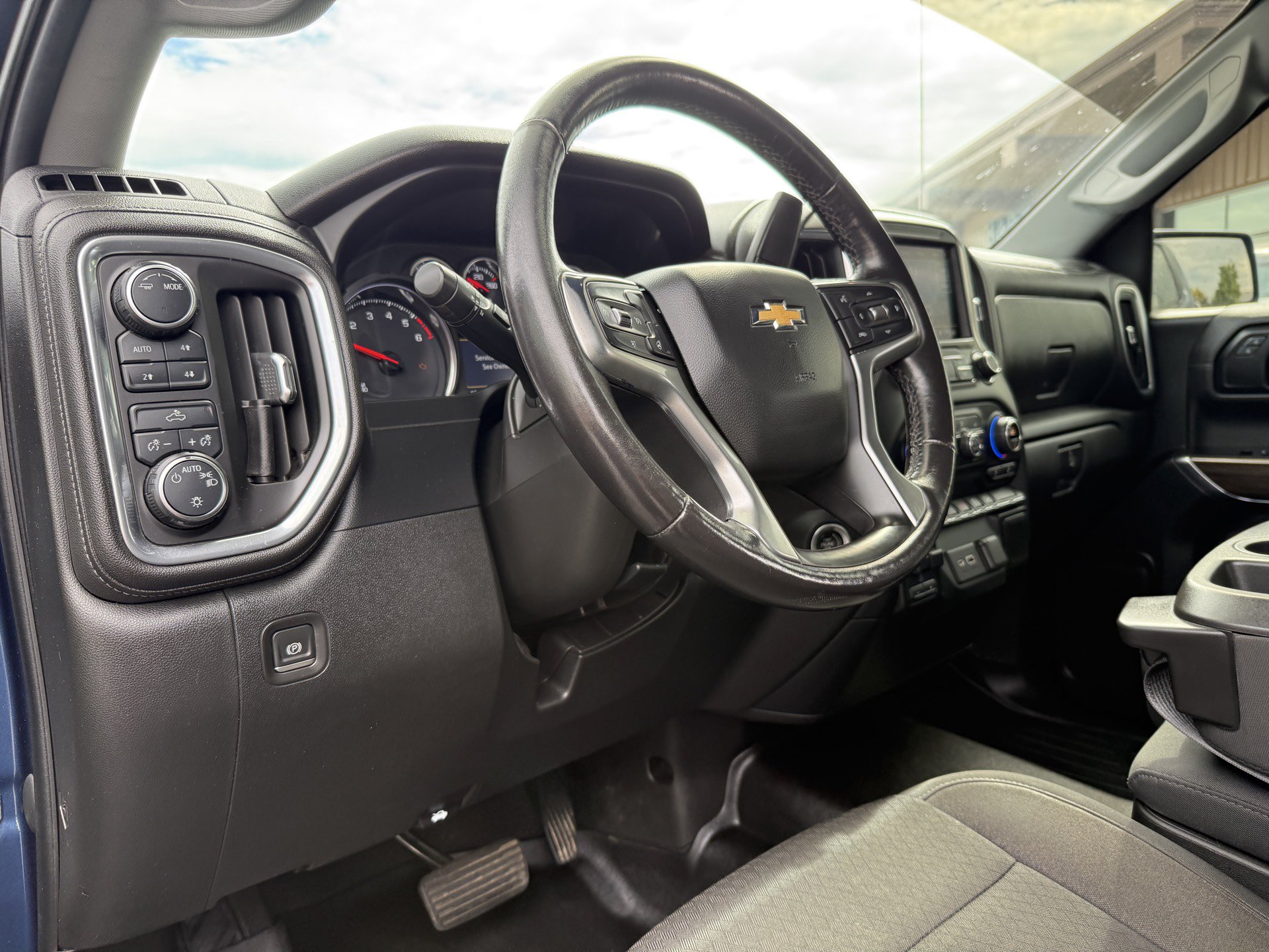 Used 2021 Chevrolet Silverado 1500 LT w/ Z71 Off-Road Package AWD/4WD image 16