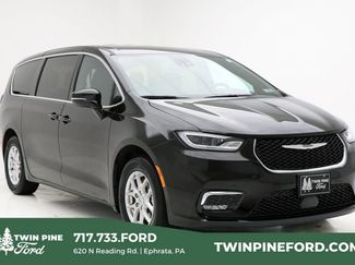 Used 2025 Chrysler Pacifica Select video 1