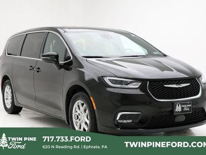 Used 2025 Chrysler Pacifica Select