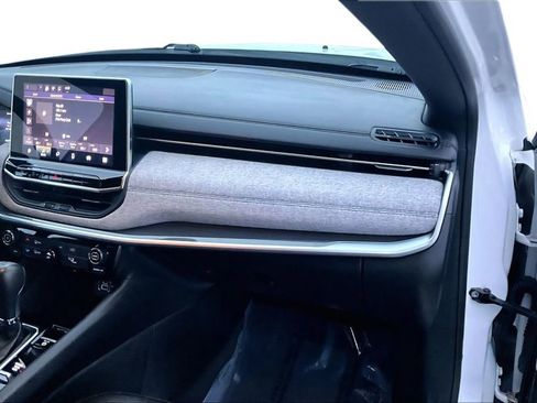 Used 2024 Jeep Compass Latitude image 17