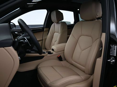 Certified 2026 Porsche Macan AWD/4WD image 5