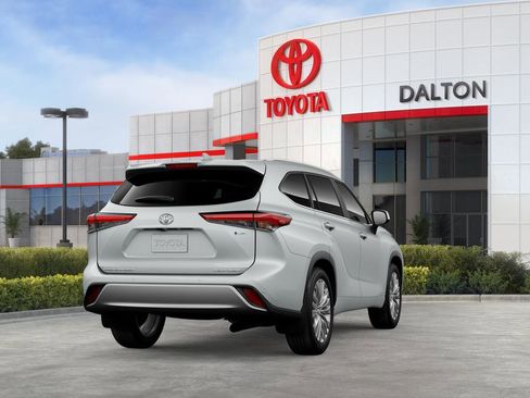 New 2026 Toyota Highlander Platinum image 10