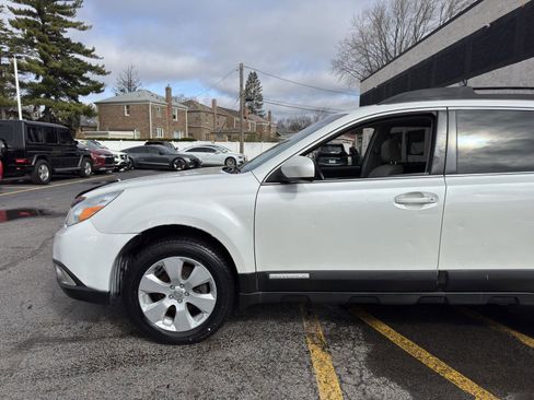 Used 2011 Subaru Outback 2.5i Premium image 4