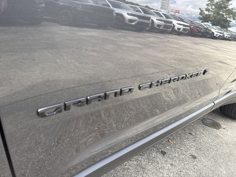 New 2025 Jeep Grand Cherokee Altitude image 12