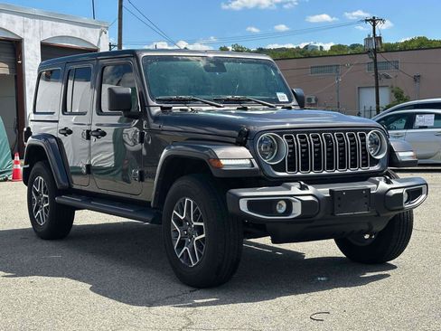 Used 2025 Jeep Wrangler Unlimited Sahara w/ Dual Top Group AWD/4WD image 1