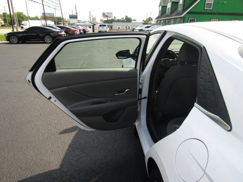 Used 2024 Hyundai Elantra SEL w/ Convenience Package FWD image 19