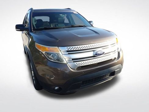 Used 2015 Ford Explorer XLT w/ Equipment Group 202A FWD image 2