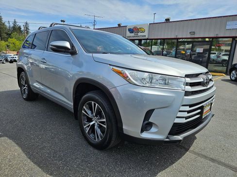 Used 2017 Toyota Highlander LE AWD/4WD image 3
