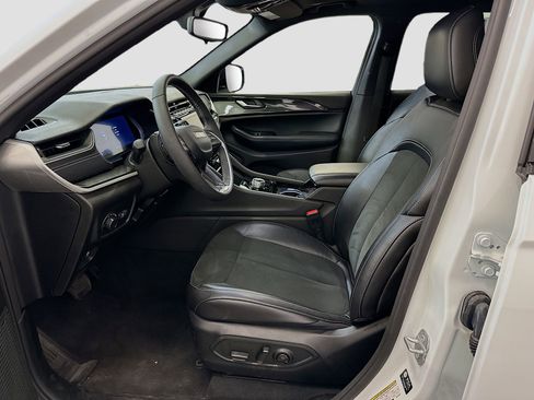 Used 2023 Jeep Grand Cherokee L Laredo image 13