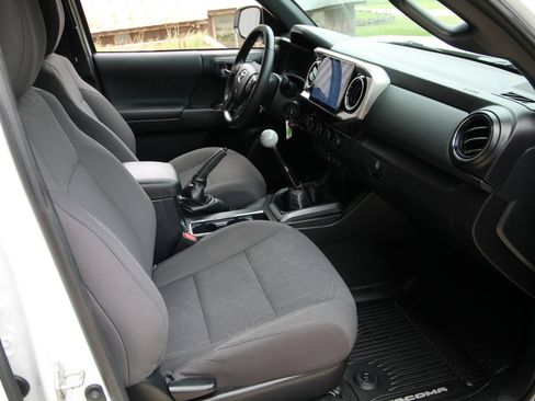 Used 2018 Toyota Tacoma TRD Off-Road AWD/4WD image 32
