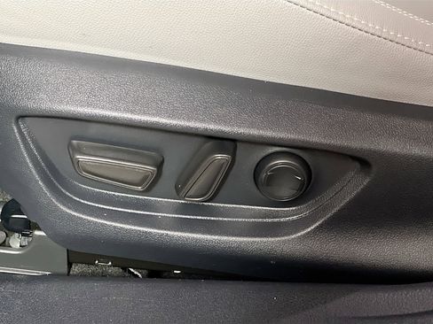 Used 2025 Toyota Camry SE w/ Convenience Package image 15