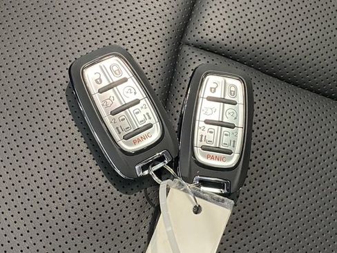 New 2026 Chrysler Pacifica Limited w/ S Appearance Package AWD/4WD image 30