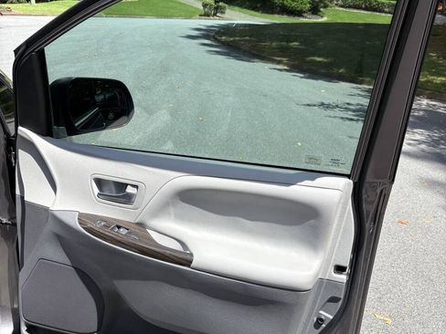 Used 2016 Toyota Sienna XLE FWD image 45