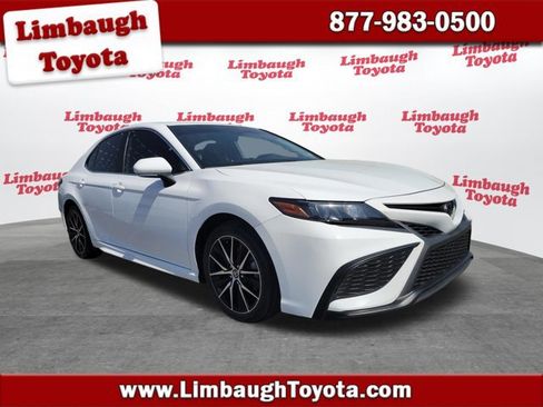 Used 2022 Toyota Camry SE image 1
