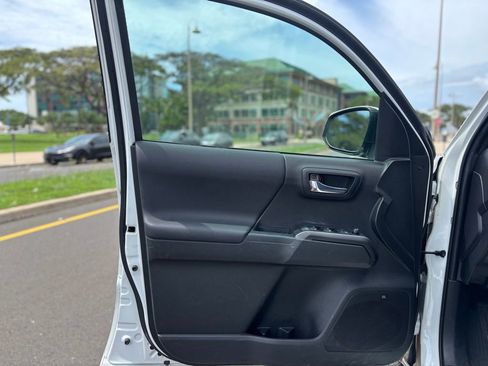 Used 2022 Toyota Tacoma TRD Sport image 13