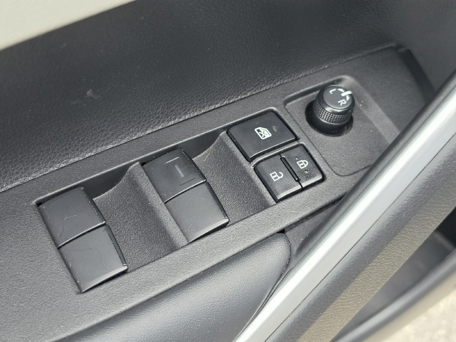 Used 2022 Toyota Corolla Cross L FWD image 23