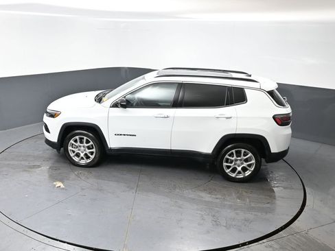 Used 2024 Jeep Compass Latitude w/ Sun and Sound Group image 20