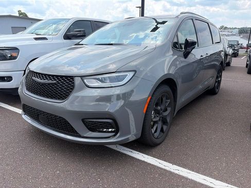 Used 2025 Chrysler Pacifica Limited FWD image 3