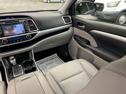 Used 2014 Toyota Highlander XLE AWD/4WD image 26