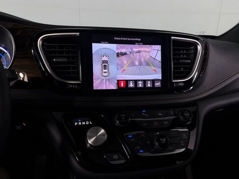 Used 2023 Chrysler Pacifica Pinnacle FWD image 21