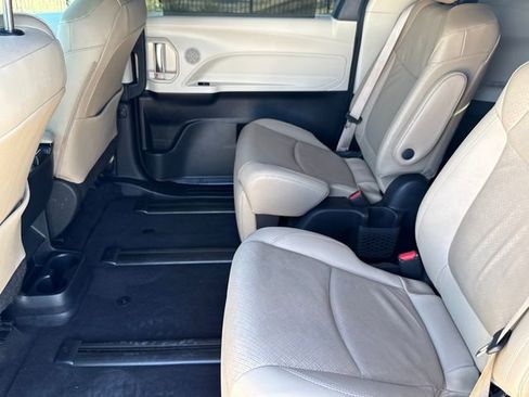 Used 2022 Toyota Sienna Limited image 27