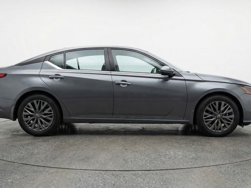 Used 2025 Nissan Altima 2.5 SV FWD image 11