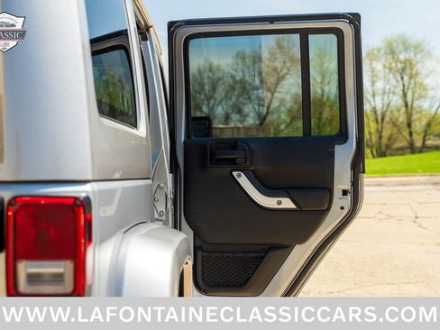 Used 2018 Jeep Wrangler Unlimited Sahara w/ Dual Top Group AWD/4WD image 38