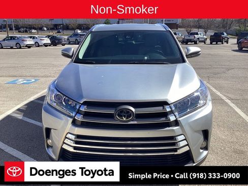 Used 2017 Toyota Highlander Limited image 2