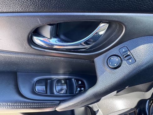 Used 2014 Nissan Rogue S image 12