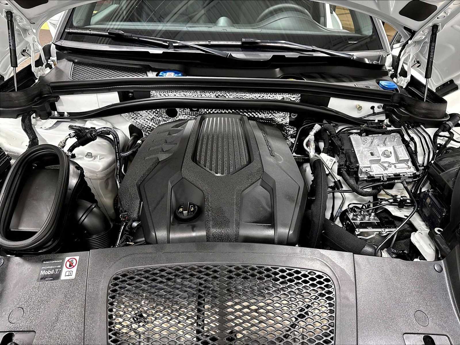 Used 2026 Porsche Macan AWD/4WD image 37