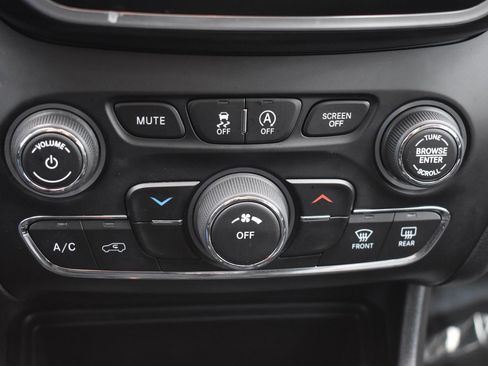 Used 2021 Jeep Cherokee Latitude Plus w/ Sun & Sound Group AWD/4WD image 9