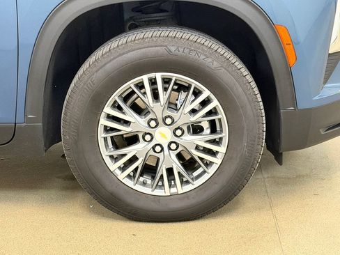 Used 2025 Chevrolet Traverse LT FWD image 4