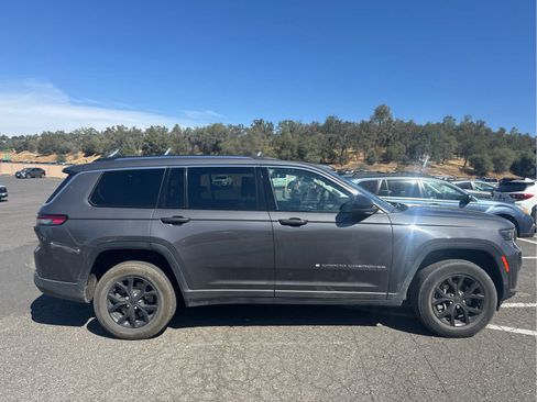 Used 2022 Jeep Grand Cherokee L Laredo w/ Luxury Tech Group I AWD/4WD image 4