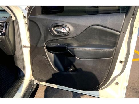 Used 2019 Jeep Cherokee Latitude Plus AWD/4WD image 25