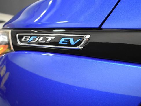 Used 2017 Chevrolet Bolt Premier w/ Driver Confidence II Package FWD image 42