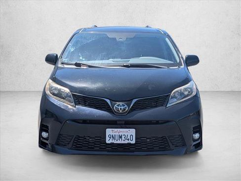 Used 2018 Toyota Sienna SE w/ Carpet Mat Package FWD image 2