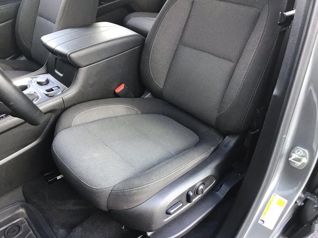 Used 2023 Chevrolet Traverse LT FWD image 8
