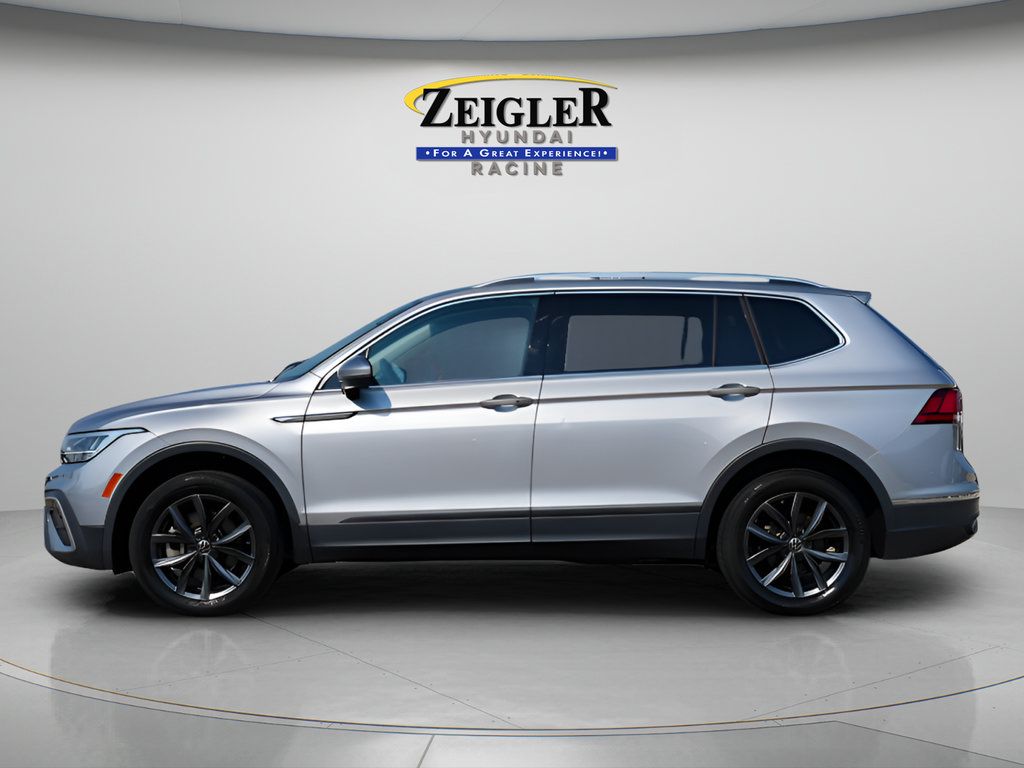Used 2023 Volkswagen Tiguan SE w/ Panoramic Sunroof Package FWD image 4
