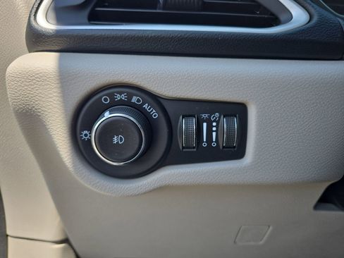 Used 2020 Chrysler Pacifica Touring image 21