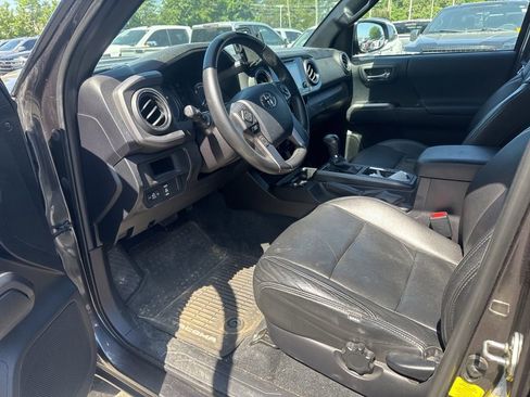 Used 2016 Toyota Tacoma TRD Sport w/ Towing Package AWD/4WD image 9