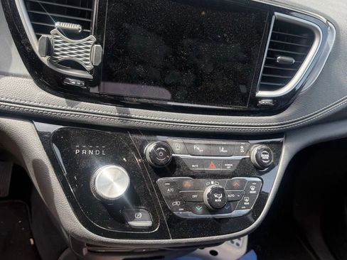 Used 2023 Chrysler Pacifica Touring-L w/ Uconnect Theater Family Group FWD image 13