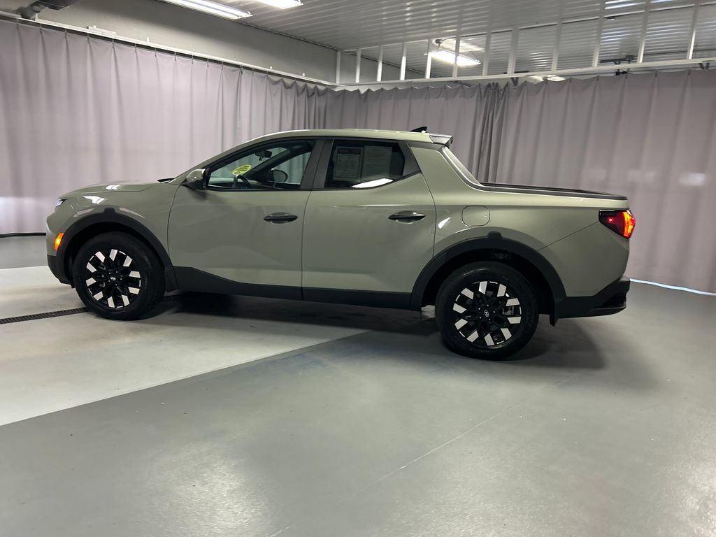 Used 2025 Hyundai Santa Cruz SE AWD/4WD image 4