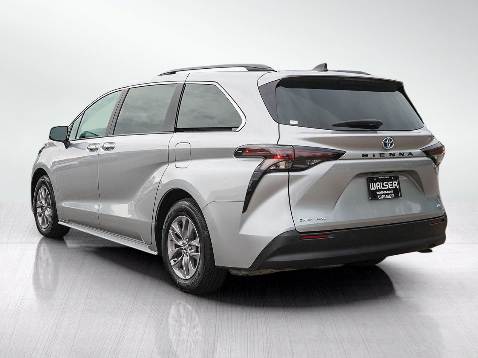 Used 2025 Toyota Sienna XLE w/ XLE Plus Package AWD/4WD image 3